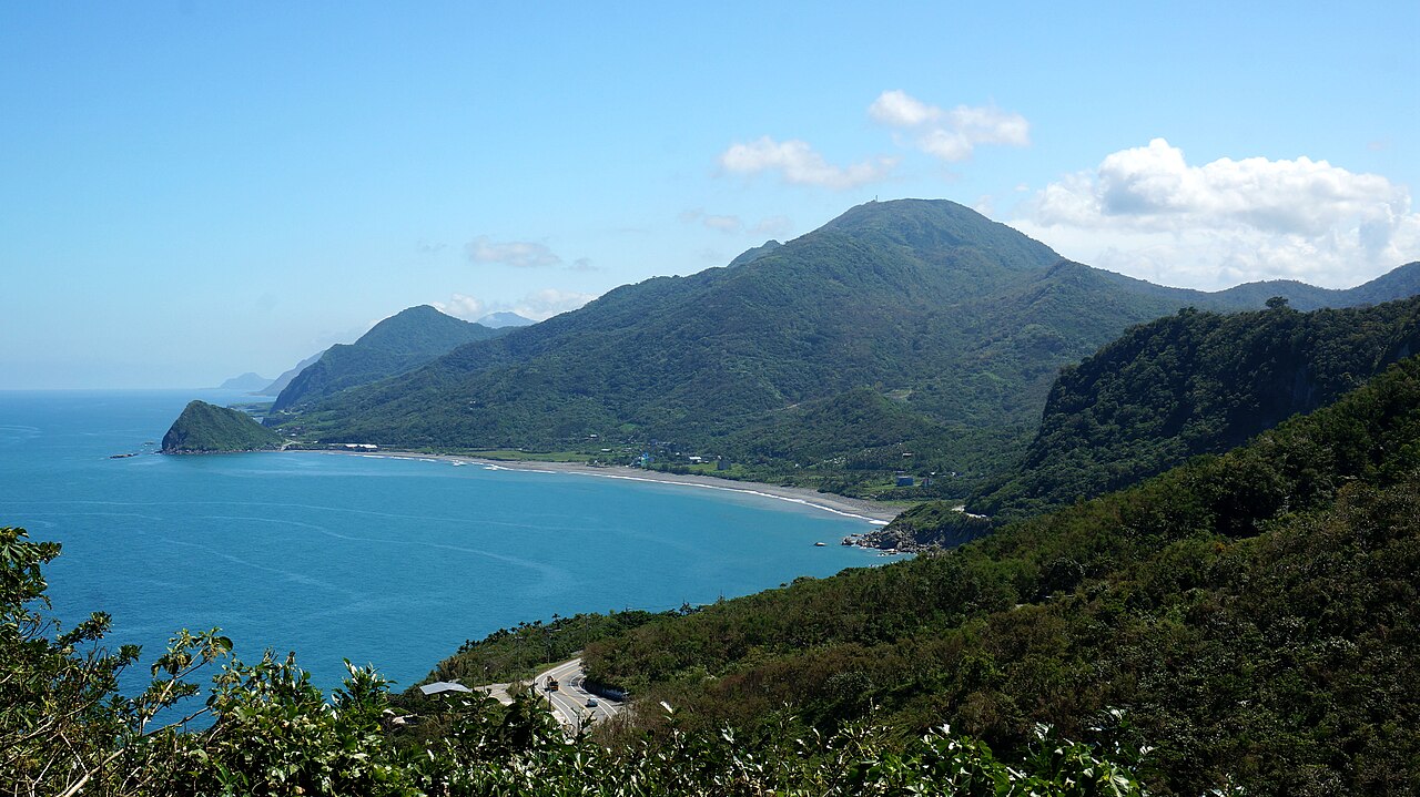 花蓮磯崎海灣、大石鼻山與海岸聚落的遠景
